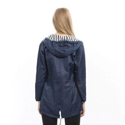 Wasserdichter Mantel mit Kapuze